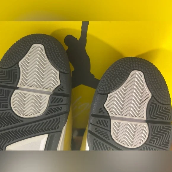 Jordan 4 lightning sz11 - Picture 5 of 8